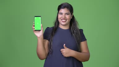 Genç kilolu güzel Hint işkadını chroma anahtar yeşil arka plana sahip karşı stüdyo çekim