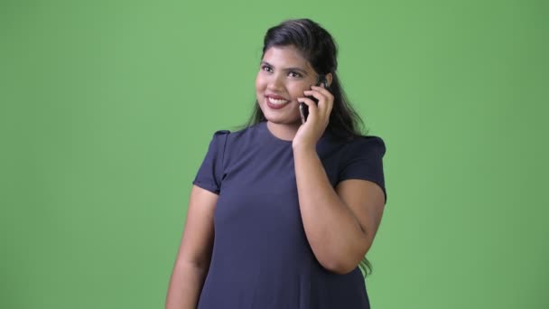太りすぎの若い緑の背景に美しいインドの実業家 — ストック動画