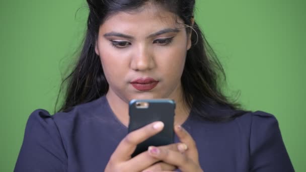 Jeune femme d'affaires indienne en surpoids belle sur fond vert — Video