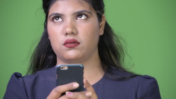 Joven mujer de negocios india hermosa con sobrepeso contra fondo verde — Vídeos de Stock