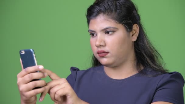 Joven mujer de negocios india hermosa con sobrepeso contra fondo verde — Vídeos de Stock