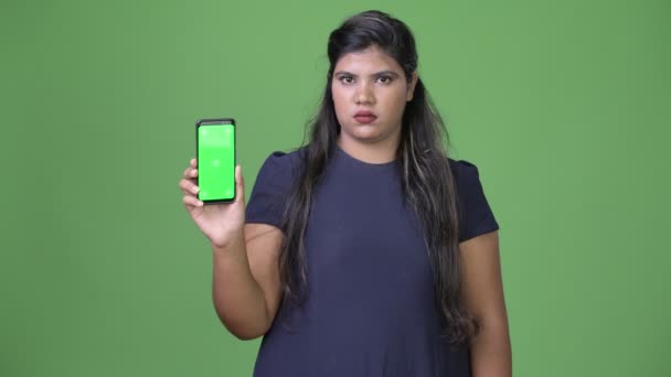 Młody nadwaga piękny Indian interesu na zielonym tle — Wideo stockowe