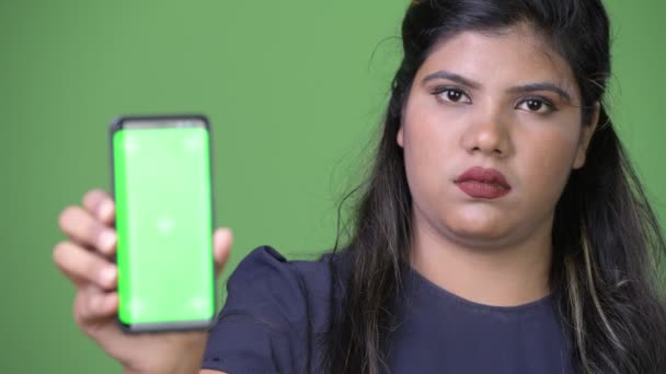 Mladé krásné indické podnikatelka zelené pozadí s nadváhou — Stock video