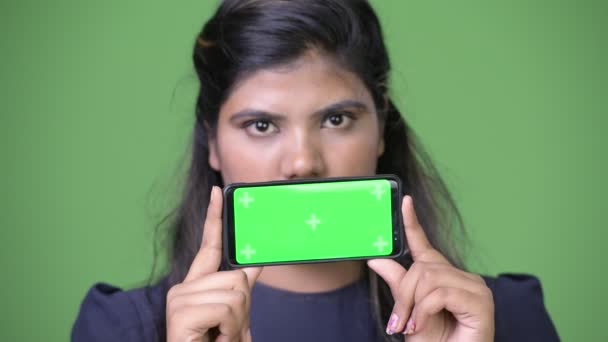 Jovem com sobrepeso bela empresária indiana contra fundo verde — Vídeo de Stock