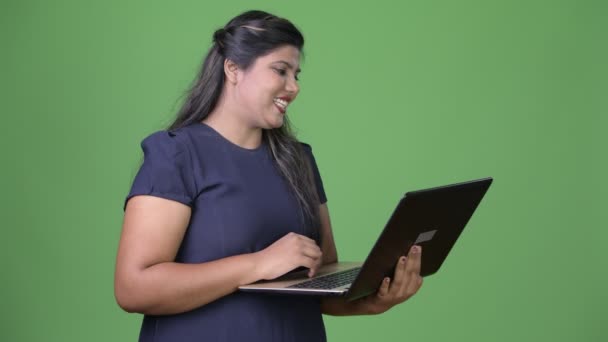 Young overweight beautiful Indian businesswoman against green background — Stock Video