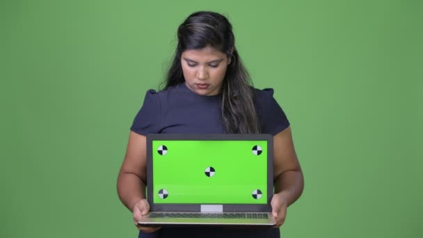 Young overweight beautiful Indian businesswoman against green background — Stock Video