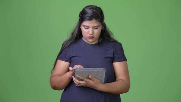 Jovem com sobrepeso bela empresária indiana contra fundo verde — Vídeo de Stock
