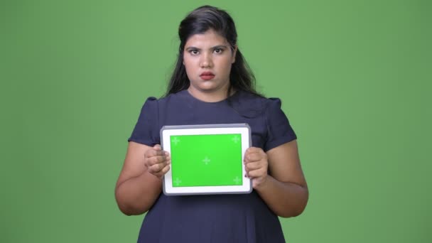 Jeune femme d'affaires indienne en surpoids belle sur fond vert — Video