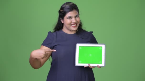 Mladé krásné indické podnikatelka zelené pozadí s nadváhou — Stock video