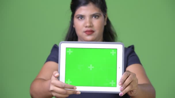 Jeune femme d'affaires indienne en surpoids belle sur fond vert — Video