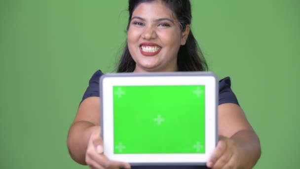 Young overweight beautiful Indian businesswoman against green background — Stock Video