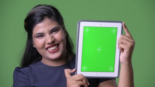 Jeune femme d'affaires indienne en surpoids belle sur fond vert — Video