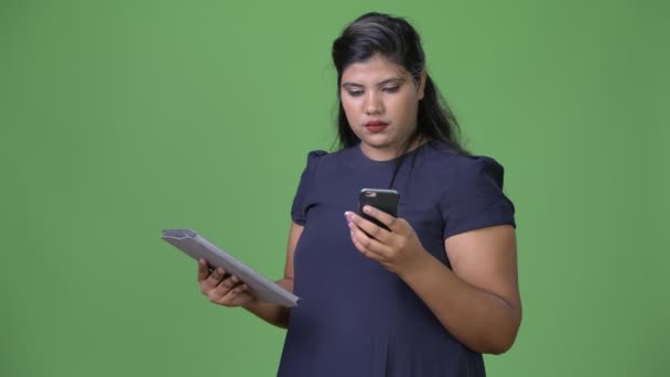 Молодий надмірна вага красива Індійська бізнес-леді на зеленому тлі — стокове відео
