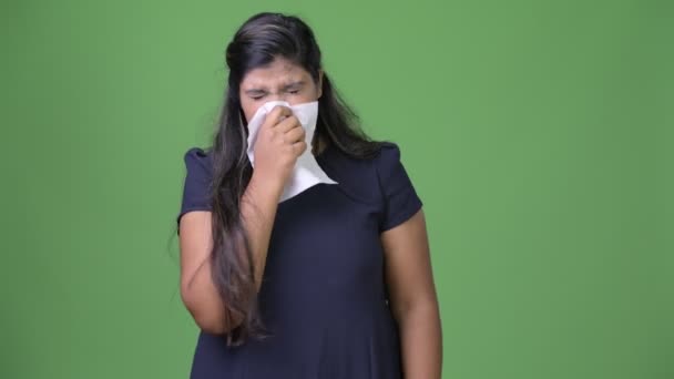 Jonge overgewicht prachtige Indiase zakenvrouw tegen groene achtergrond — Stockvideo
