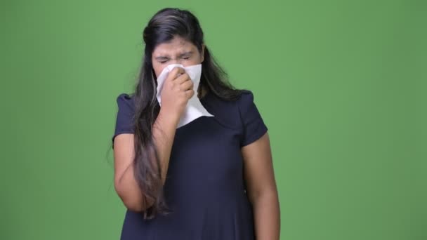 Joven mujer de negocios india hermosa con sobrepeso contra fondo verde — Vídeos de Stock