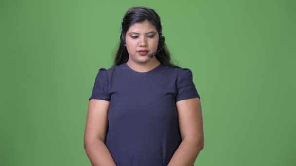 Jeune femme d'affaires indienne en surpoids belle sur fond vert — Video