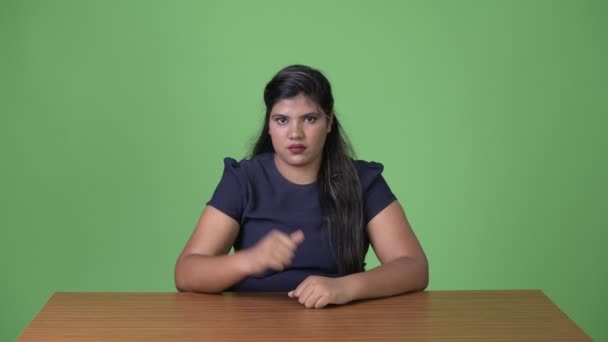 Captura Estudio Joven Mujer Negocios India Con Sobrepeso Contra Croma — Vídeos de Stock