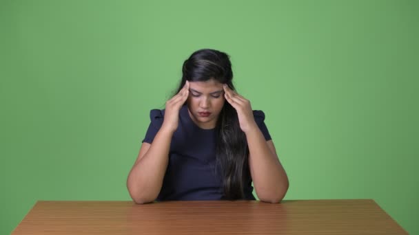 Junge übergewichtige schöne indische Geschäftsfrau vor grünem Hintergrund — Stockvideo