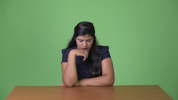 Young overweight beautiful Indian businesswoman against green background — Stock Video