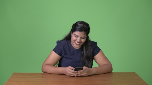 Young overweight beautiful Indian businesswoman against green background — Stock Video