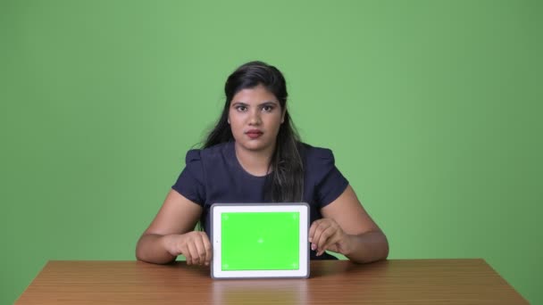 年轻的超重漂亮的印度女商人反对绿色背景 — 图库视频影像