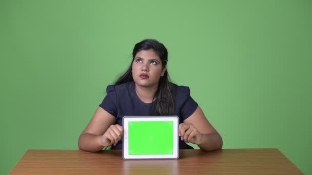 Young overweight beautiful Indian businesswoman against green background — Stock Video