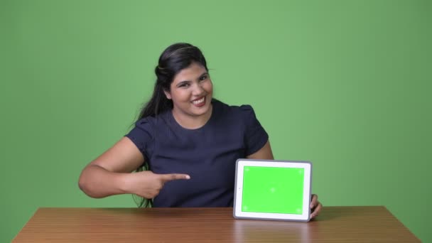 Young overweight beautiful Indian businesswoman against green background — Stock Video