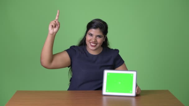 Молодий надмірна вага красива Індійська бізнес-леді на зеленому тлі — стокове відео