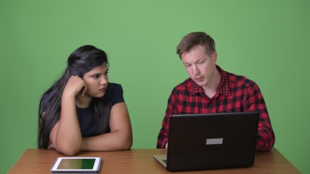 Jovens casais multi-étnicos de negócios em conjunto contra o fundo verde — Vídeo de Stock