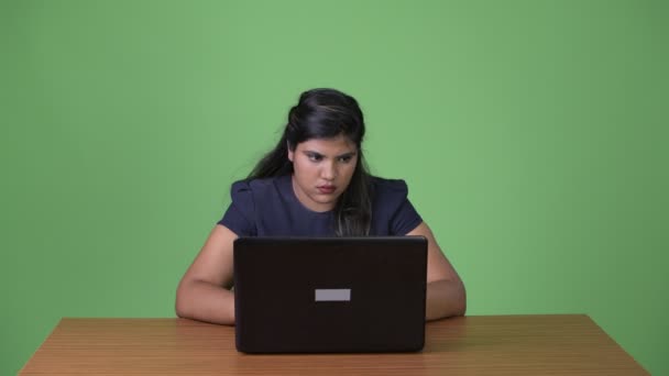 Unga överviktiga vackra indiska affärskvinna mot grön bakgrund — Stockvideo