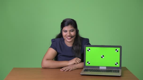 Joven mujer de negocios india hermosa con sobrepeso contra fondo verde — Vídeos de Stock