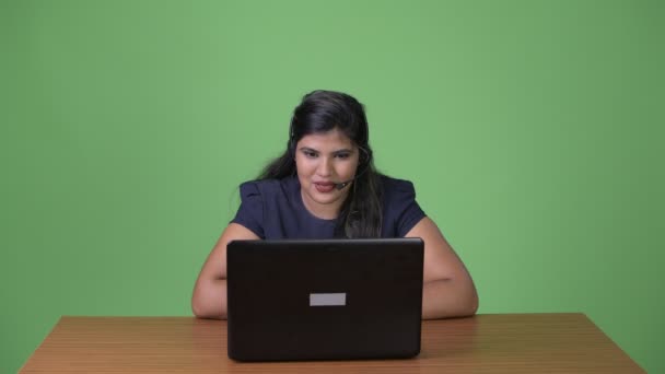 年轻的超重漂亮的印度女商人反对绿色背景 — 图库视频影像