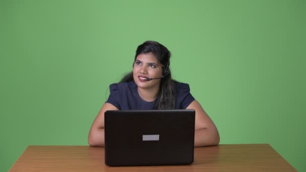 Joven mujer de negocios india hermosa con sobrepeso contra fondo verde — Vídeos de Stock