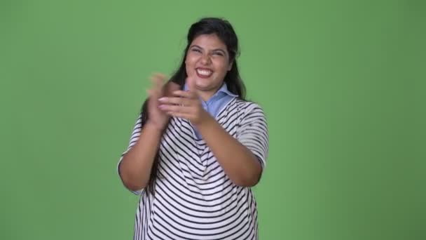 Jeune femme d'affaires indienne en surpoids belle sur fond vert — Video