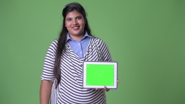 Joven mujer de negocios india hermosa con sobrepeso contra fondo verde — Vídeos de Stock