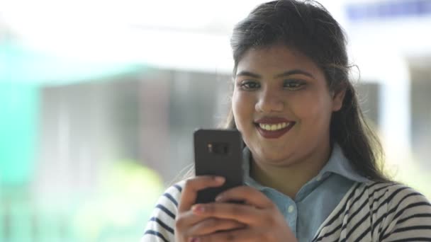 Νέοι υπέρβαρα όμορφη ινδική επιχειρηματίας στους δρόμους σε εξωτερικούς χώρους — Αρχείο Βίντεο