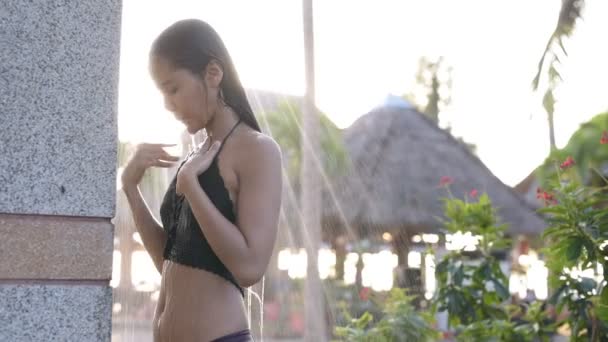 Hermosa asiático turista mujer tomando ducha — Vídeos de Stock