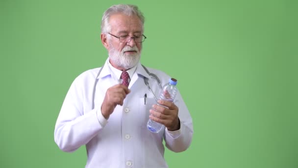 Estudio Tiro Hombre Barbudo Alto Guapo Médico Contra Croma Clave — Vídeo de stock