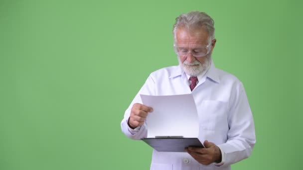 Студійний Знімок Красивого Старшого Бородатого Лікаря Проти Ключа Хроми Зеленим — стокове відео