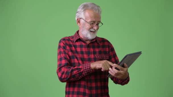 Hombre barbudo alto guapo contra fondo verde — Vídeos de Stock