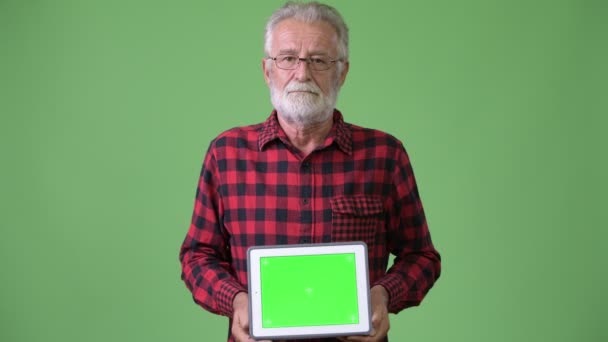 工作室拍摄的英俊的资深大胡子男子穿着红色格子衬衫反对色度键与绿色背景 — 图库视频影像