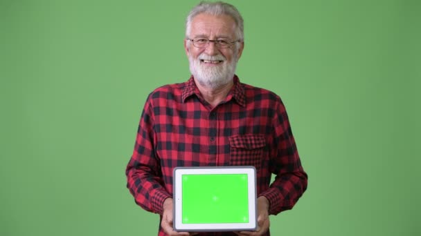 Hombre barbudo alto guapo contra fondo verde — Vídeos de Stock