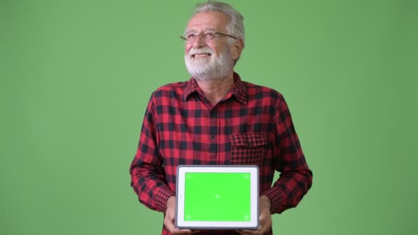 Hombre barbudo alto guapo contra fondo verde — Vídeos de Stock