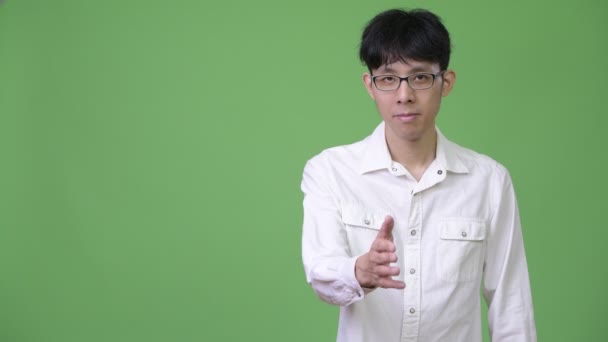 Junger asiatischer Geschäftsmann gibt Handschlag — Stockvideo
