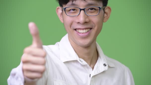 Ung asiatisk affärsman ger tummen upp för kameran — Stockvideo