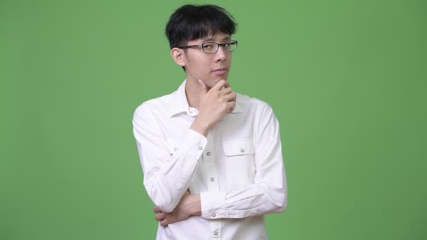 Giovane asiatico businessman thinking — Video Stock
