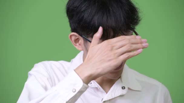 Ung asiatisk affärsman som täcker ögon som inte vill se — Stockvideo