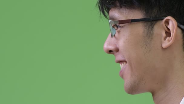 笑って幸せな若いアジア系のビジネスマンのプロファイル表示 — ストック動画