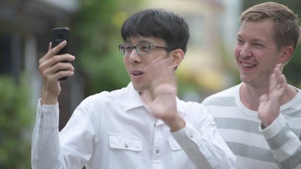 Dois felizes empresários multi-étnicos vídeo chamando juntos nas ruas ao ar livre — Vídeo de Stock