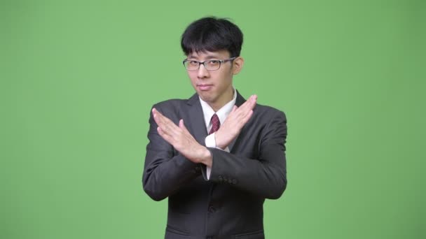 Молодой азиатский бизнесмен с жестом стоп — стоковое видео